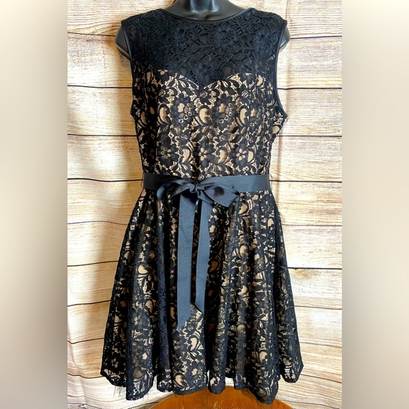 Betsy & Adam Dresses & Skirts - Betsy and Adam tan and black lace dress